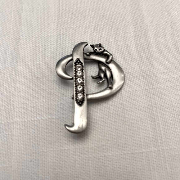 JJ Jonette letter “P” with cat brooch - Picture 1 of 6